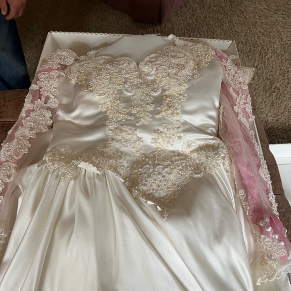 Wedding gown - Picture 6 of 7